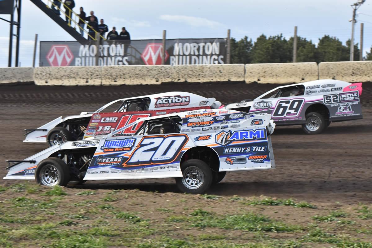 Sanders attends Dairyland Showdown at Mississippi Thunder