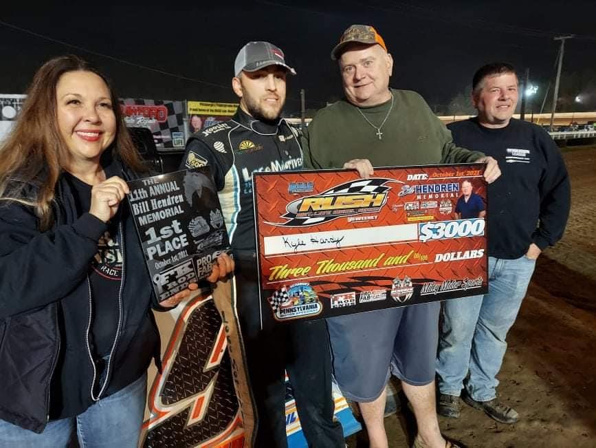 KYLE HARDY OUTDUELS TRACK CHAMP DARYL CHARLIER FOR 1ST PITTSBRUGH WIN WORTH $3000 IN NIGHT 1 OF THE “BILL HENDREN MEMORIAL” FOR FLYNN’S TIRE/BORN2RUN