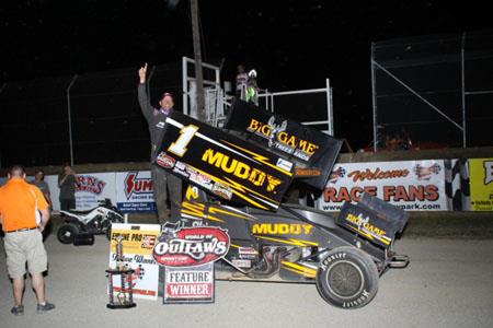Blaney holds home turf against the World of Outlaws at Attica