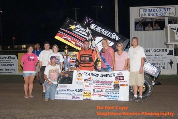 Kaley and the Plath Motorsports team in Victory Lane in Tipton (Stephanie Nevins Photography)