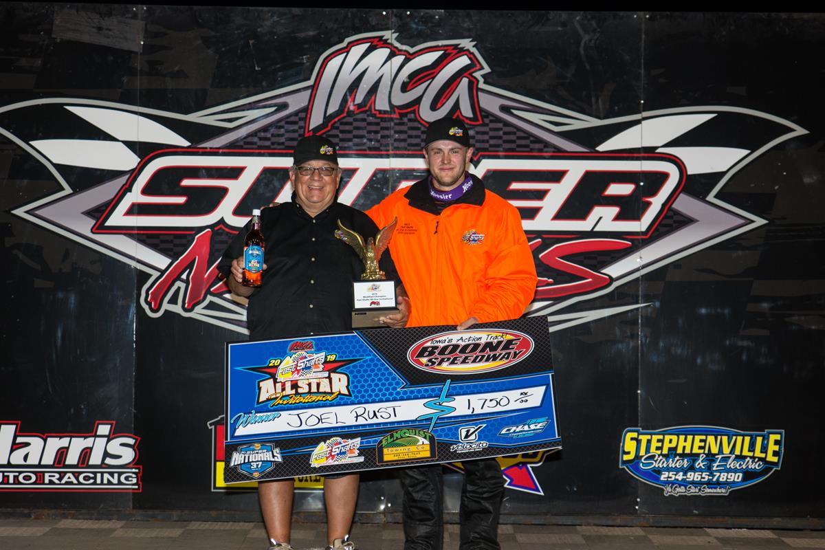 Joel Rust topped the Fast Shafts All-Star Invitational, leading all 30 laps of the Modified feature during the Friday night program at the IMCA Speedway Motors Super Nationals fueled by Casey’s. (Photo by Nick Woolley)