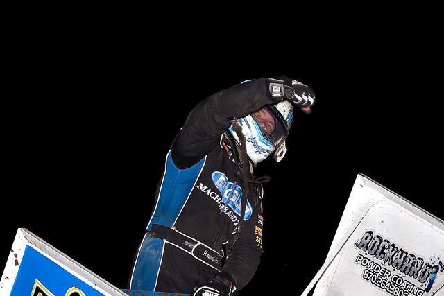 Howard Moore Tops Hammer Hill for First Win of 2018