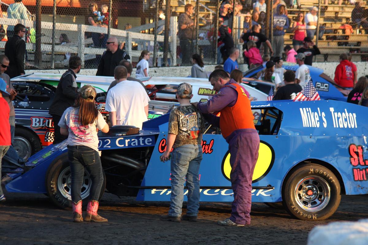Macon Speedway Fans To Meet Drivers During Special Autograph Session Saturday