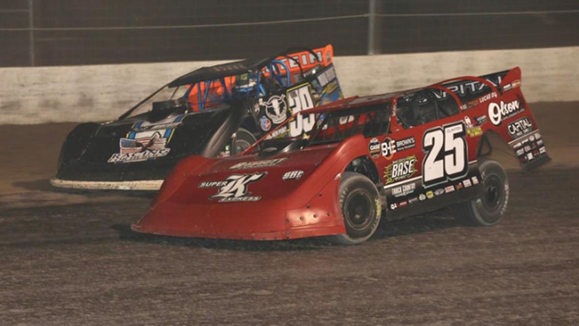 Clanton wins Duel in the Desert opener