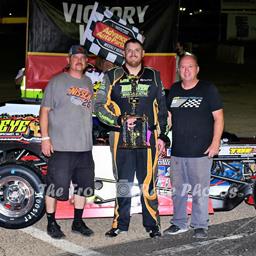 Nick O&#39;Neil back in victory lane at Tuscon Speedway